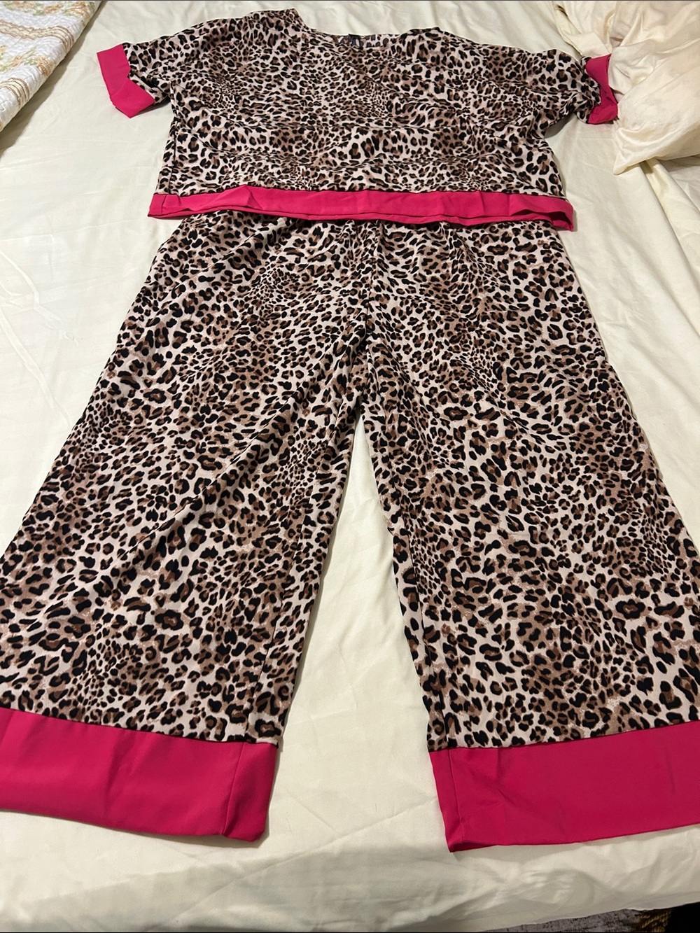 SHEIN Leopard Print Wide Leg Pants & Top Set with Pink Trim 🩷🩷🩷🩷🩷— GENTLY USED - Picture 3 of 6